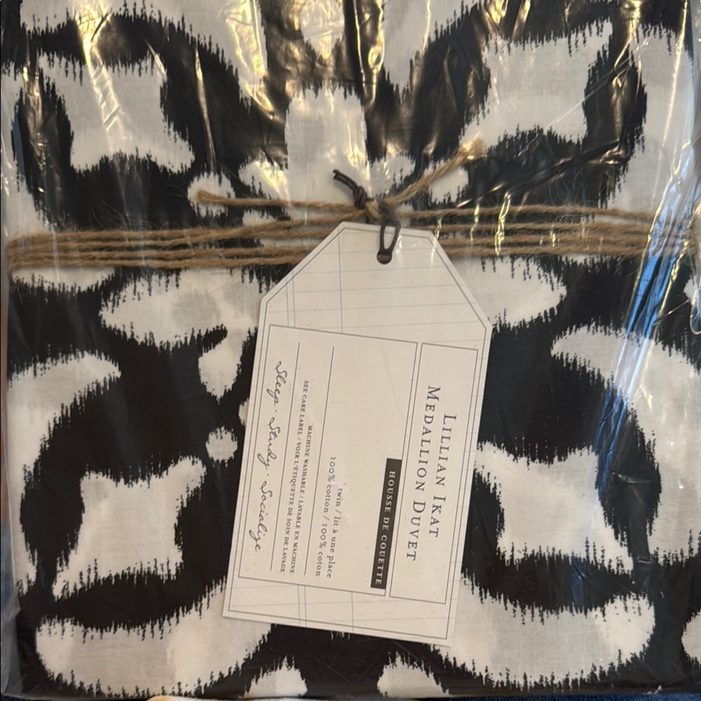 Pottery Barn Teen Black and White Medallion Duvet Cover & 3 shams, Twin size